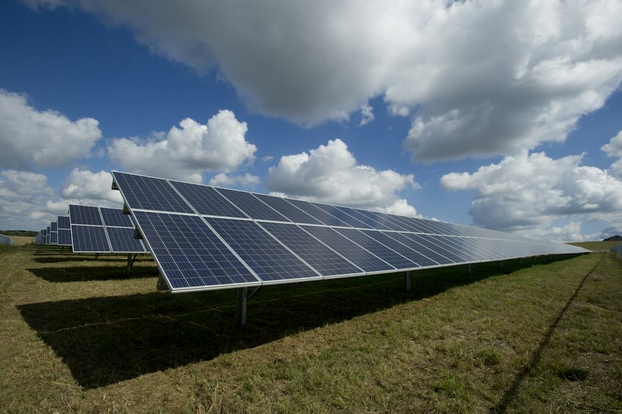 Paneles solares fotovoltaicos sobre una instalación
